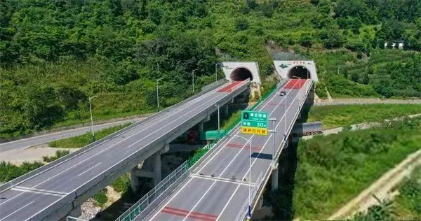 据介绍,云凤高速公路是国家高速公路网g5615天保至猴桥高速公路的重要